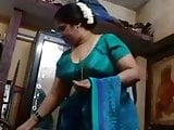 tamil house wife striiping her saree and show her full nude 